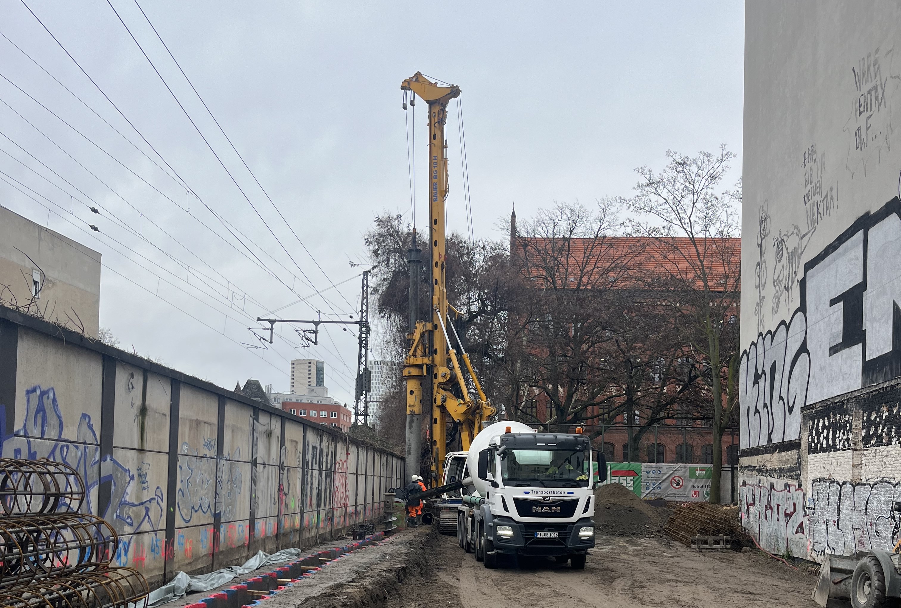 Beginn der Baugrubenherstellung Bleibtreustraße